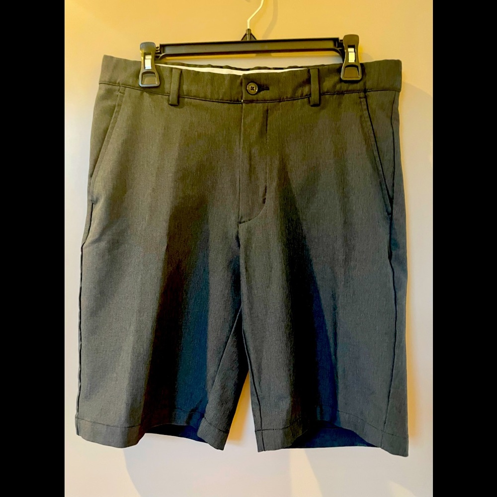 Greg Norman Men’s flat front black golf shorts, waist 32, 2 front 2 back pockets